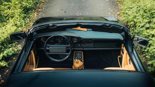 Porsche_911_Flatnose_interior.jpg